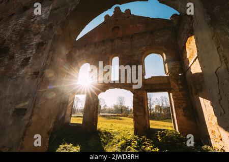 Kanichi, Weißrussland. Altes, Ruiniertes Brauereigebäude. Die Erste Holzversion Wurde 1850 Gebaut. In Der Soviet Times Wurde Die Brauerei Als Brennerei Genutzt. Denkmal Von Civ Stockfoto