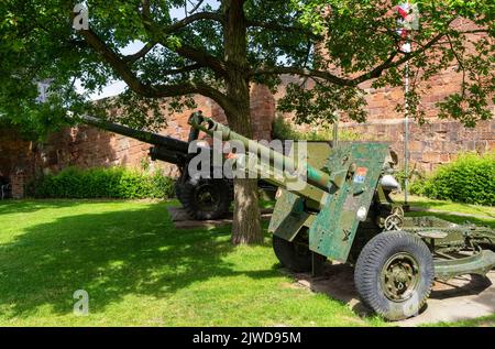 25 Pfünder und BL 5,5 Zoll Mk3 Artilleriese vor Shrewsbury Castle und dem Shropshire Regimental Museum Shrewsbury Shropshire England GB Europa Stockfoto