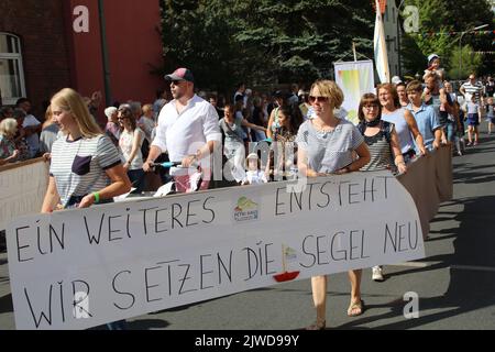 4. September 2022, GÃ¶ttingen, Niedersachsen, Deutschland: Teilnehmer der großen Parade auf der ''Grone Fair 2022'', die in Gorne, GÃ¶ttingen, Deutschland, organisiert wurde. (Bild: © Tubal Sapkota/Pacific Press via ZUMA Press Wire) Stockfoto