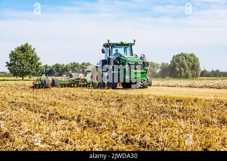 Industrielle Mähdreschermaschine in der Arbeit Prosse. Simnas, Litauen, 13. August 2022 Stockfoto