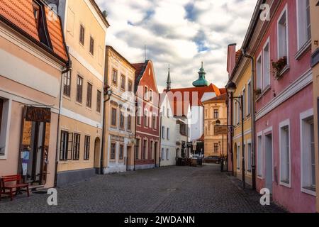 CESKE BUDEJOVICE, TSCHECHIEN - 2. SEPTEMBER 2022: Alte Straßen der berühmten tschechischen Stadt. Stockfoto