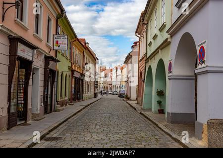 CESKE BUDEJOVICE, TSCHECHIEN - 2. SEPTEMBER 2022: Alte Straßen der berühmten tschechischen Stadt. Stockfoto