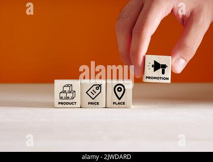 Hand legt die Holzwürfel mit dem 4p Marketing Mix Produkt, Preis, Ort und Promotion. Marketing Business Strategy Concept. Stockfoto