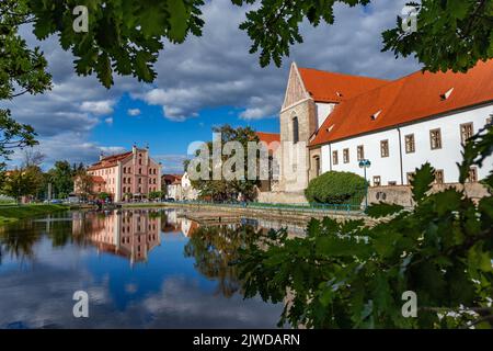 Die Kirche der Darstellung der Jungfrau Maria und das Dominikanerkloster sind berühmte gotische Wahrzeichen von Ceske Budejovice. Tschechien. Stockfoto