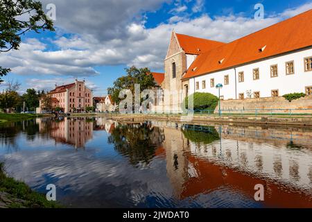 Die Kirche der Darstellung der Jungfrau Maria und das Dominikanerkloster sind berühmte gotische Wahrzeichen von Ceske Budejovice. Tschechien. Stockfoto