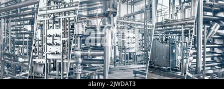 Edelstahlrohre im Werk. Bau auf Nahrungsmittelproduktion, Abstract Industrie Hintergrund. Stockfoto