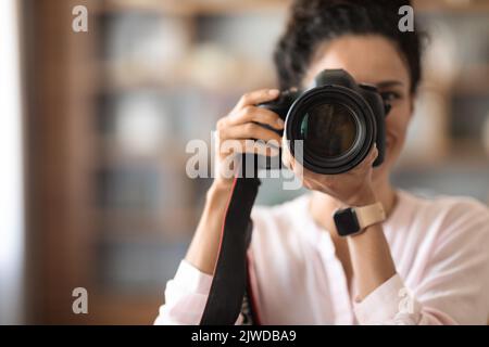 Pretty Woman ist professioneller Fotograf mit dslr-Kamera, Kopierraum Stockfoto