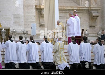 Vatikanstadt, Vatikanstadt. 04. September 2022. Papst Franziskus steht der Seligsprechungszeremonie des verstorbenen Papstes Johannes Paul I. am Sonntag, den 4. September 2022, im Vatikan vor. Kredit: dpa/Alamy Live Nachrichten Stockfoto