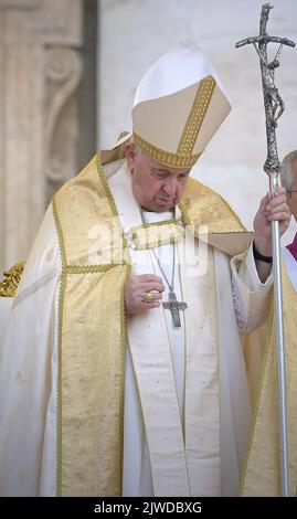 Vatikanstadt, Vatikanstadt. 04. September 2022. Papst Franziskus steht der Seligsprechungszeremonie des verstorbenen Papstes Johannes Paul I. am Sonntag, den 4. September 2022, im Vatikan vor. Kredit: dpa/Alamy Live Nachrichten Stockfoto