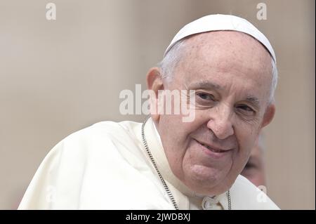 Vatikanstadt, Vatikanstadt. 04. September 2022. Papst Franziskus steht der Seligsprechungszeremonie des verstorbenen Papstes Johannes Paul I. am Sonntag, den 4. September 2022, im Vatikan vor. Kredit: dpa/Alamy Live Nachrichten Stockfoto