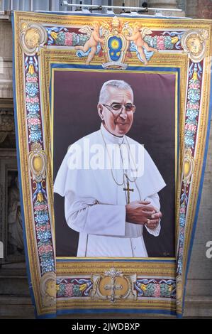 Vatikanstadt, Vatikanstadt. 04. September 2022. Der Wandteppich, auf dem der verstorbene Papst Johannes Paul I. an der Fassade der Petersbasilika abgebildet ist, wird während der von Papst Franziskus geleiteten Seligsprechungszeremonie am Sonntag, den 4. September 2022, im Vatikan enthüllt.Quelle: dpa/Alamy Live News Stockfoto