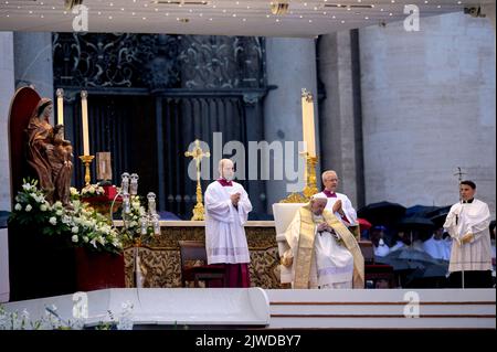 Vatikanstadt, Vatikanstadt. 04. September 2022. Papst Franziskus steht der Seligsprechungszeremonie des verstorbenen Papstes Johannes Paul I. am Sonntag, den 4. September 2022, im Vatikan vor. Kredit: dpa/Alamy Live Nachrichten Stockfoto