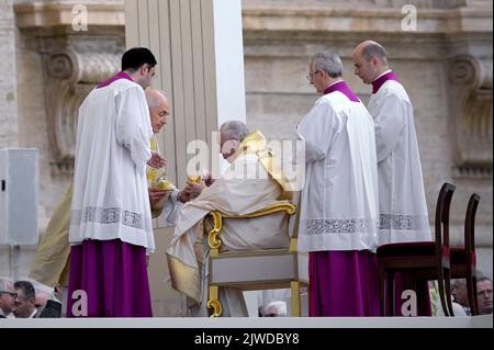 Vatikanstadt, Vatikanstadt. 04. September 2022. Papst Franziskus steht der Seligsprechungszeremonie des verstorbenen Papstes Johannes Paul I. am Sonntag, den 4. September 2022, im Vatikan vor. Kredit: dpa/Alamy Live Nachrichten Stockfoto