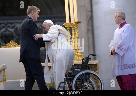 Vatikanstadt, Vatikanstadt. 04. September 2022. Papst Franziskus steht der Seligsprechungszeremonie des verstorbenen Papstes Johannes Paul I. am Sonntag, den 4. September 2022, im Vatikan vor. Kredit: dpa/Alamy Live Nachrichten Stockfoto