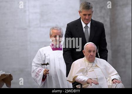Vatikanstadt, Vatikanstadt. 04. September 2022. Papst Franziskus steht der Seligsprechungszeremonie des verstorbenen Papstes Johannes Paul I. am Sonntag, den 4. September 2022, im Vatikan vor. Kredit: dpa/Alamy Live Nachrichten Stockfoto