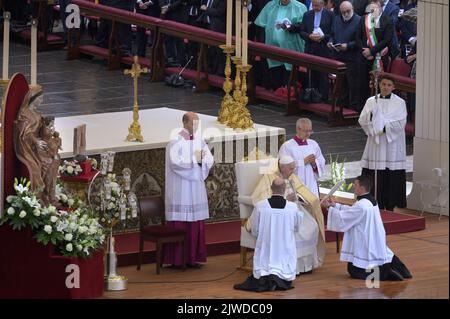 Vatikanstadt, Vatikanstadt. 04. September 2022. Papst Franziskus steht der Seligsprechungszeremonie des verstorbenen Papstes Johannes Paul I. am Sonntag, den 4. September 2022, im Vatikan vor. Kredit: dpa/Alamy Live Nachrichten Stockfoto
