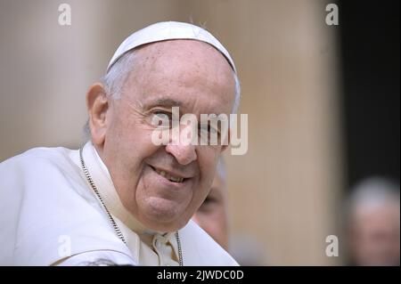 Vatikanstadt, Vatikanstadt. 04. September 2022. Papst Franziskus steht der Seligsprechungszeremonie des verstorbenen Papstes Johannes Paul I. am Sonntag, den 4. September 2022, im Vatikan vor. Kredit: dpa/Alamy Live Nachrichten Stockfoto