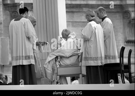 Vatikanstadt, Vatikanstadt. 04. September 2022. Papst Franziskus steht der Seligsprechungszeremonie des verstorbenen Papstes Johannes Paul I. am Sonntag, den 4. September 2022, im Vatikan vor. Kredit: dpa/Alamy Live Nachrichten Stockfoto