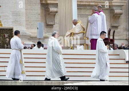 Vatikanstadt, Vatikanstadt. 04. September 2022. Papst Franziskus steht der Seligsprechungszeremonie des verstorbenen Papstes Johannes Paul I. am Sonntag, den 4. September 2022, im Vatikan vor. Kredit: dpa/Alamy Live Nachrichten Stockfoto