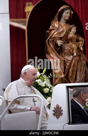 Vatikanstadt, Vatikanstadt. 04. September 2022. Papst Franziskus steht der Seligsprechungszeremonie des verstorbenen Papstes Johannes Paul I. am Sonntag, den 4. September 2022, im Vatikan vor. Kredit: dpa/Alamy Live Nachrichten Stockfoto