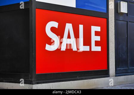 Großes rotes VERKAUFSSCHILD vor dem Geschäft Stockfoto