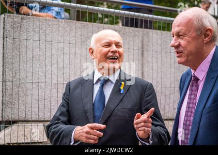 London, Großbritannien. 5. September 2022. Iain Duncan Smith, (L) konservativer Abgeordneter für Chingford und Woodford Green und Damian Green (R) die konservative Mo für Ashford treffen im Queen Elizabeth II Center in Westminster ein, bevor ein neuer konservativer Parteivorsitzender und Premierminister angekündigt werden. Credit amer Ghazzal/Alamy Live News Stockfoto