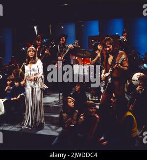 Disco, ZDF Musiksendung, Deutschland, 1971, Auftritt der schottischen Pop Band: Middle of the Road mit Leadsängerin Sally Carr. Disco, ZDF-Musikshow, Deutschland, 1971, Middle of the Road mit Leadsängerin Sally Carr, Stockfoto