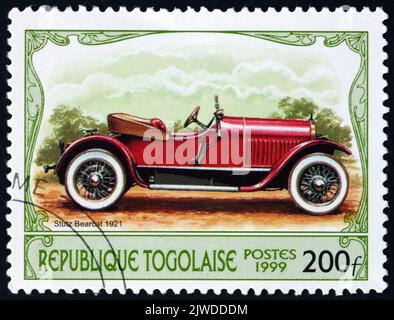 TOGO - UM 1999: Eine in Togo gedruckte Briefmarke zeigt 1921 Stutz Bearcat, war ein amerikanischer Sportwagen aus der Zeit vor und nach dem Ersten Weltkrieg, antikes Automobil Stockfoto