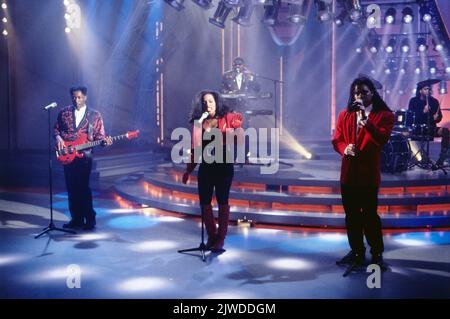 Wunschkonzert, ARD Musiksendung, Deutschland, 1991, Auftritt der Dance-Pop und Hip Hop Gruppe: The Real Milli Vanilli, auch bekannt als Try 'N' B, mit Gina Mohammed und Ray Horton. Wunschkonzert, TV-Musikprogramm, Deutschland, 1991, Performance der Dance-Pop- und Hip Hop-Gruppe: The Real Milli Vanilli, auch bekannt als Try 'N' B, mit den Sängern Gina Mohammed und Ray Horton. Stockfoto