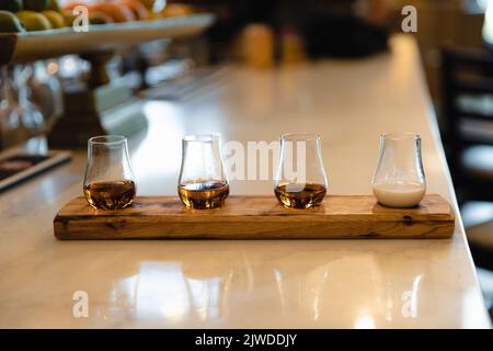 Ein Flug aus handgefertigten bourbonen und Bourbon-Creme Stockfoto