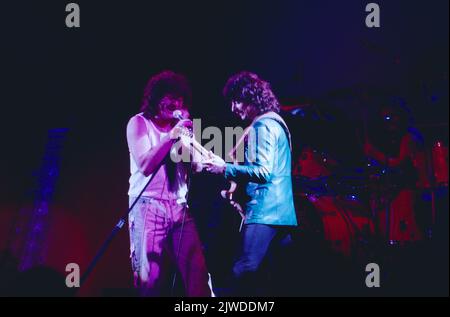 Deep Purple, engl. Hard Rock, Heavy Metal Band, Sänger Ian Gillian, Gitarrist Ritchie Blackmore, Konzert in Deutschland, 1987. Deep Purple, englischer Hard Rock, Heavy Metal Band, Sänger Ian Gillian, Gitarrist Ritchie Blackmore, Konzert in Deutschland, 1987. Stockfoto