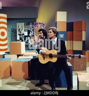 David und Jonathan, englisches Pop Duo, Roger Cook und Roger Greenaway, TV Auftritt, Deutschland, um 1966. David & Jonathan, englisches Pop-Duo, Roger Cook und Roger Greenaway, TV-Performance, Deutschland, um 1966. Stockfoto