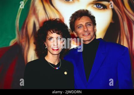 Anna Maria Kaufmann, kanadische Sopranistin und Barry Manilow, amerikanischer Pop Sänger und Musiker, gemeinsamer ARD Auftritt: Die Goldene 1, Deutschland, 1994. Anna Maria Kaufmann, kanadische Opernsängerin, und Barry Manilow, amerikanischer Popmusiker, singen gemeinsam im TV-Musikprogramm: Goldene 1, Deutschland, 1994. Stockfoto