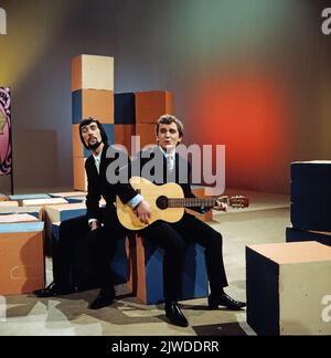 David und Jonathan, englisches Pop Duo, Roger Cook und Roger Greenaway, TV Auftritt, Deutschland, um 1966. David & Jonathan, englisches Pop-Duo, Roger Cook und Roger Greenaway, TV-Performance, Deutschland, um 1966. Stockfoto