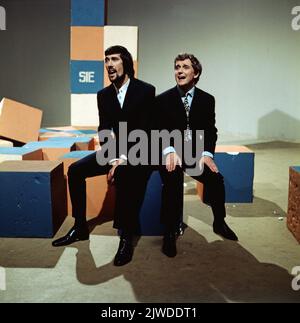 David und Jonathan, englisches Pop Duo, Roger Cook und Roger Greenaway, TV Auftritt, Deutschland, um 1966. David & Jonathan, englisches Pop-Duo, Roger Cook und Roger Greenaway, TV-Performance, Deutschland, um 1966. Stockfoto