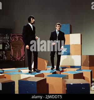 David und Jonathan, englisches Pop Duo, Roger Cook und Roger Greenaway, TV Auftritt, Deutschland, um 1966. David & Jonathan, englisches Pop-Duo, Roger Cook und Roger Greenaway, TV-Performance, Deutschland, um 1966. Stockfoto