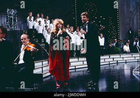 Alla Pugacheva, auch Alla Pugatschowa, russische Sängerin, gemeinsamer Auftritt mit dem amerikanischen Pop Sänger Barry Manilow, im Duett singen sie das Lied: One Voice, Veranstaltung: Soirée in Wien, Österreich, 1987. Alla Pugacheva alias Alla Pugatschowa, russische Sängerin, zusammen mit dem amerikanischen Popsänger Barry Manilow, singen sie im Duett das Lied: One Voice, Event Soirée in Wien, Österreich, 1987. Stockfoto