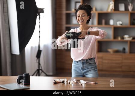 Junge Frau berühmte Schönheit Bloggerin Foto von Kosmetika Stockfoto