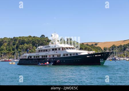 Eine super Yacht, die im Hafen von Dartmouth festgemacht ist. Stockfoto