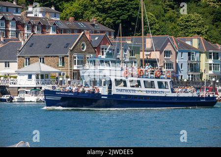 Das Dartmouth Castle Riverboat, das auf dem River Dart, Dartmouth, Devon flussabwärts segelt Stockfoto