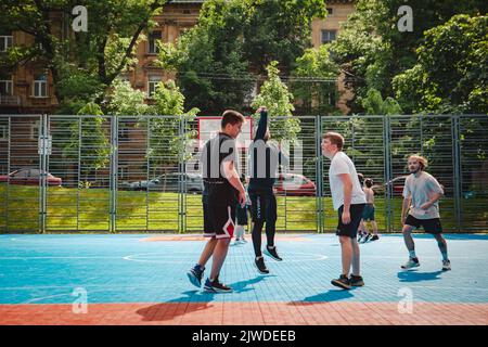 Lviv, Ukraine - 28. Mai 2022: Männer spielen Basketball im Freien Stockfoto