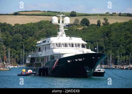 Eine super Yacht, die im Hafen von Dartmouth festgemacht ist. Stockfoto