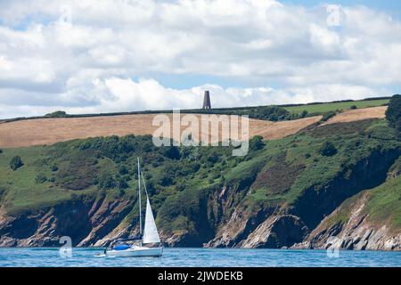 Kingswear Daymark auf dem Hügel mit Blick auf Dartmouth. Stockfoto