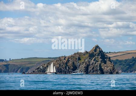 Mewstone Rock in der Nähe des Hafens von Dartmouth, Devon. Stockfoto