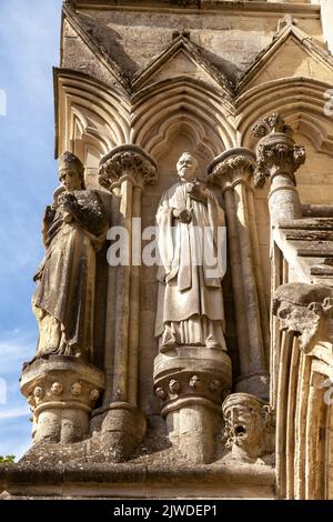 Nahaufnahme der Statue auf der Salisbury Cathedral West Front, Wiltshire, Großbritannien Stockfoto