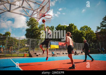 Lviv, Ukraine - 28. Mai 2022: Männer spielen Basketball im Freien Stockfoto