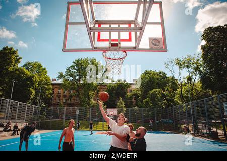 Lviv, Ukraine - 28. Mai 2022: Männer spielen Basketball im Freien Stockfoto