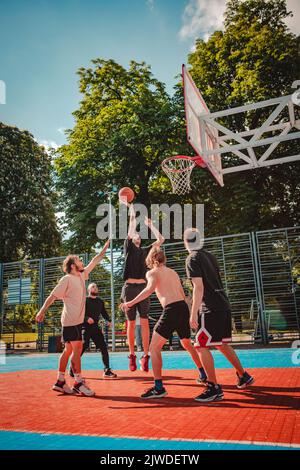 Lviv, Ukraine - 28. Mai 2022: Männer spielen Basketball im Freien Stockfoto