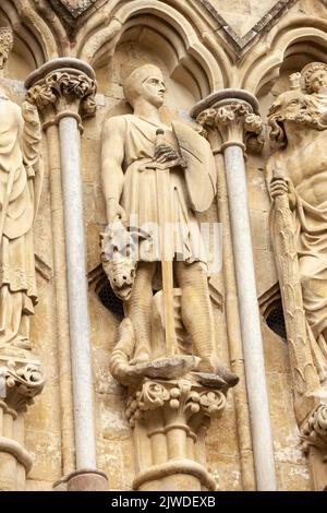 Nahaufnahme der St. George Statue auf der Salisbury Cathedral West Front, Wiltshire, Großbritannien Stockfoto