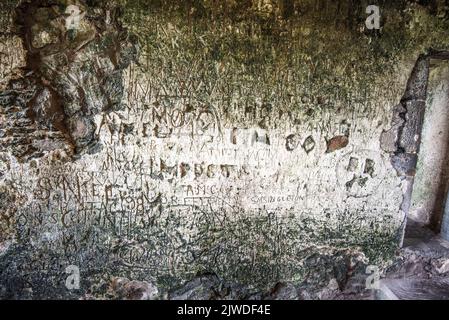 Namen und Graffiti, die in die Steinmauern von Blarney Castle and Gardens, Blarney, Co. Cork, Stockfoto